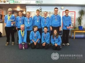 剑桥英语五级考试：have+宾语+现在分词表示什么？